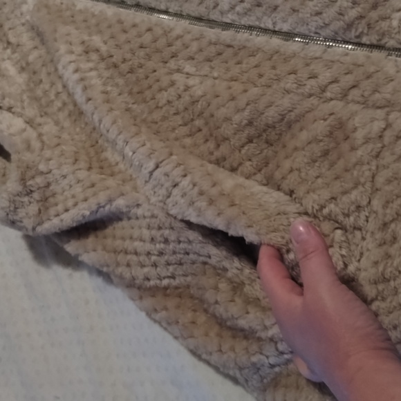 Calvin Klein tan fuzzy vest - Picture 5 of 7